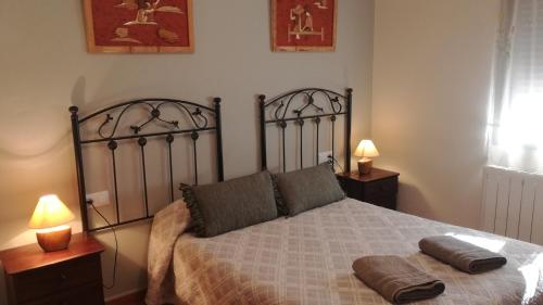 巴拉卡斯Apartamentos Rurales Carlos的一间卧室配有一张带两个枕头的床