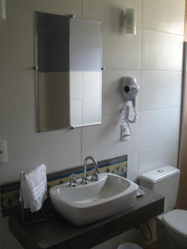 圣弗朗西斯科泽维尔Pousada Morena SFX的一间带水槽、卫生间和镜子的浴室