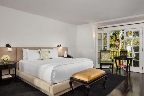 好莱坞西部查理酒店客房内的一张或多张床位