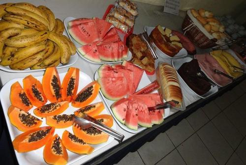 毛阿卡普利乔马乌阿酒店的一张桌子,上面放着一大堆不同种类的水果