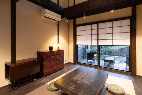 金泽Zaimoku-an的客厅设有梳妆台和大窗户