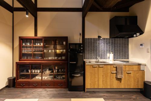 Zaimoku-an的厨房或小厨房