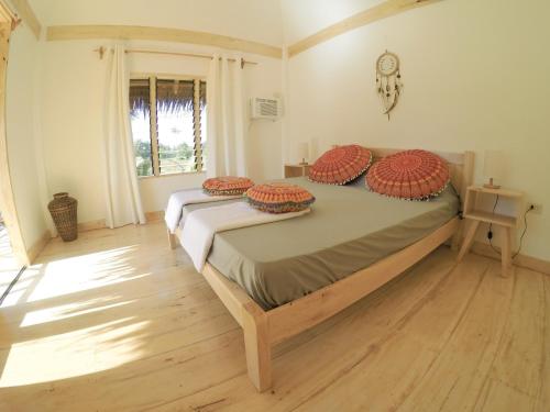 锡基霍尔Mandala Tribe Treehouses的一间卧室配有一张带红色枕头的床