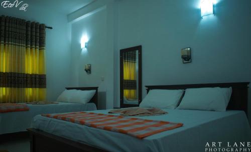 代尼耶耶Eco Villa - Sinharaja的蓝色墙壁客房的两张床