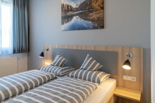 弗莱堡Hotel Lumi的卧室内的两张床,墙上挂着一幅画