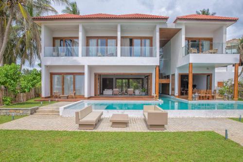 坦加拉Villa Blu的一座大房子,前面设有一个游泳池