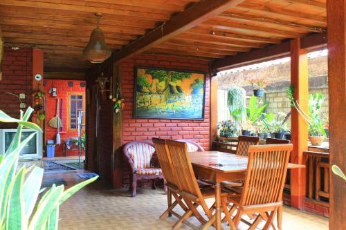 伦邦Oemah Kajoe Lembang的一间带木桌和椅子的用餐室