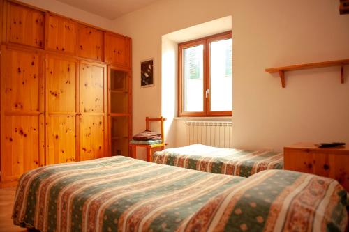 CoriBed & Breakfast Le Piazze的一间卧室设有两张床和窗户。