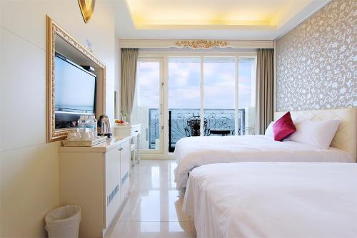 Dahan迎星会馆的酒店客房设有两张床和大窗户。