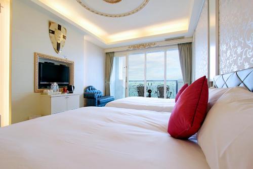 Dahan迎星会馆的酒店客房设有两张床和大窗户。