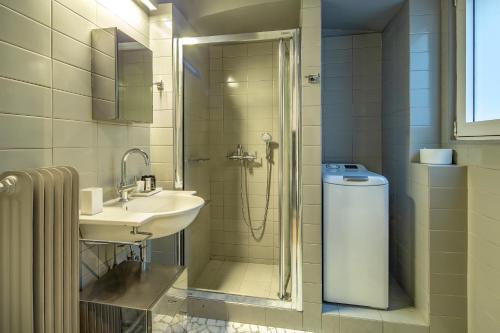 雅典Superb 1BD Apartment in the heart of Kolonaki by UPSTREET的带淋浴、盥洗盆和淋浴的浴室