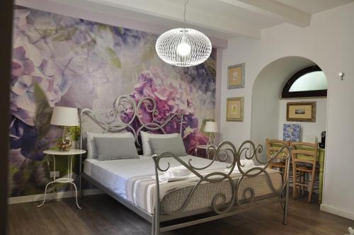 乌尔比诺B&B Albornoz的一间卧室配有一张床和紫色的墙壁