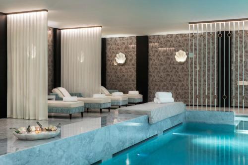 波尔图Maison Albar - Le Monumental Palace的酒店大堂设有游泳池和客厅