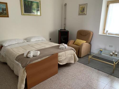 CerenziaFra il MARE e la SILA的一间卧室配有一张大床和一把椅子