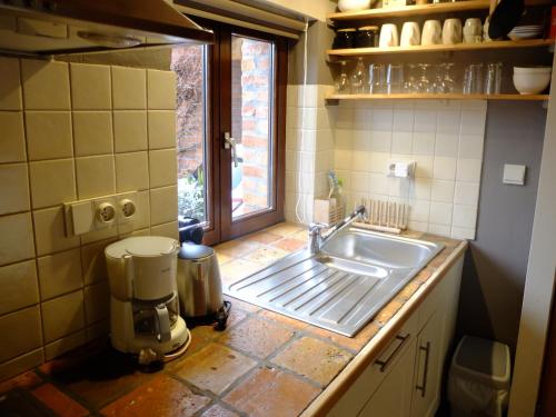 特鲁瓦蓬Le Fournil Gîte Rural的厨房设有水槽和窗户。