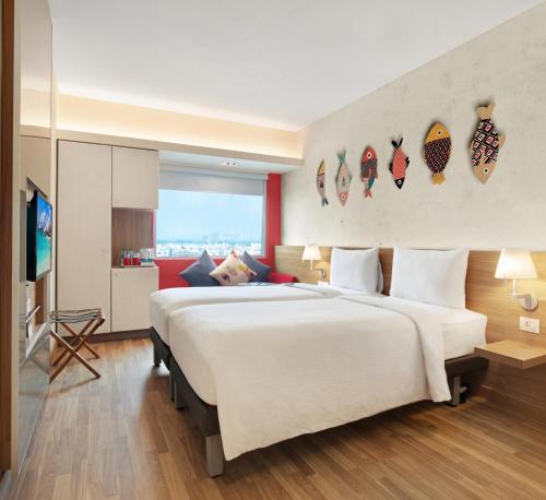 加尔各答ibis Kolkata Rajarhat - An Accor Brand的酒店客房设有一张大床和一台电视。
