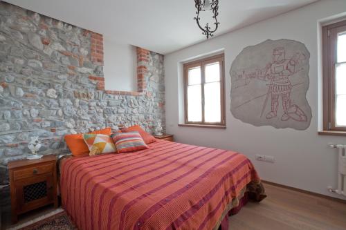 弗留利地区奇维达莱Il Rifugio del Monaco的一间卧室设有一张床和砖墙