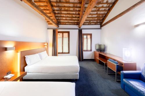 威尼斯欧洲之星卡纳勒酒店的酒店客房,配有床和沙发