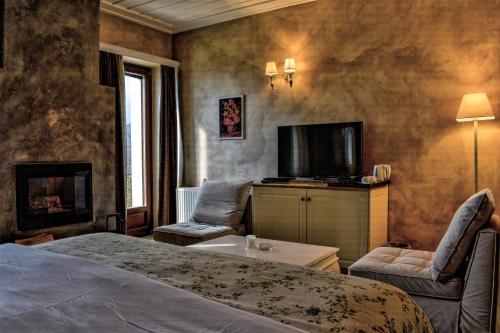 阿拉霍瓦Guesthouse likoria的一间卧室配有一张床、一台电视和一张沙发