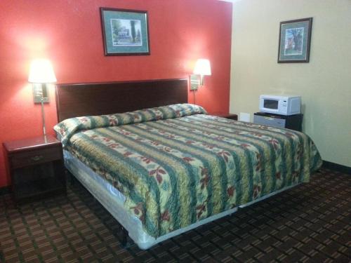 黑兹尔顿Mount Laurel Motel的酒店客房,设有床铺和2个床头柜