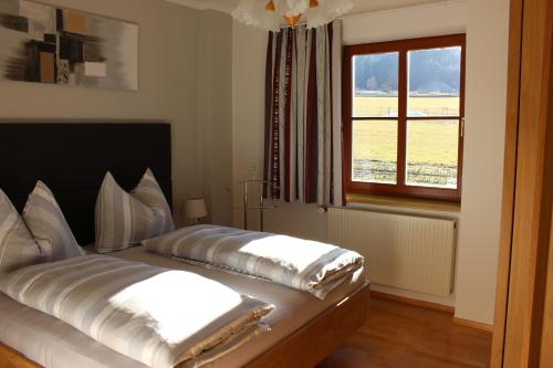 格赖芬堡Ferienwohnungen Kolbitsch的一间卧室配有一张带两个枕头的床