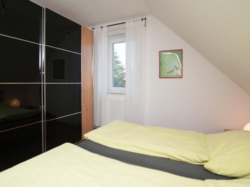 克鲁姆赫恩Kiebitznest的一间小卧室,配有床和窗户