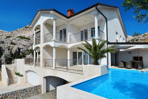 斯塔拉巴斯卡Villa Mar - Only 50m To The Beach的一座大型白色房子,前面设有一个游泳池