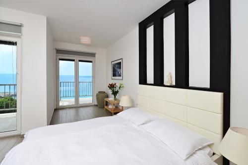 斯塔拉巴斯卡Villa Mar - Only 50m To The Beach的白色卧室设有大床和窗户