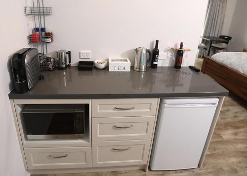 Upper SwanLot113 Vineyard Accommodation的厨房配有微波炉和冰箱。