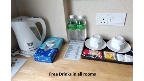 怡保杜塔利亚公寓式酒店的配有两瓶水和搅拌机的柜台