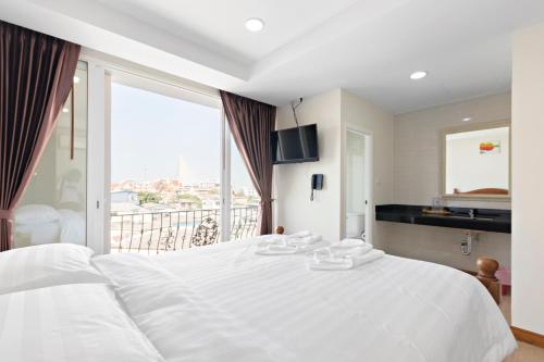 曼谷Royale 8 Ville Guest House的卧室设有一张大白色床和阳台
