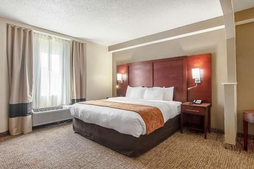 阿尔科机场康福特套房酒店客房内的一张或多张床位