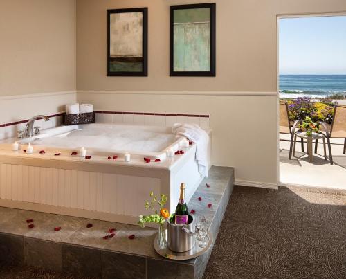 坎布里亚坎布里亚兰丁套房酒店 的海景客房内的浴缸