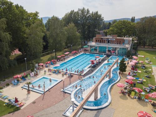 布达佩斯布达佩斯假日海滩疗养及桑拿公园酒店的享有度假村游泳池的顶部景致