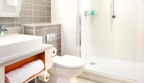 贝尔法斯特Leonardo Hotel Belfast的浴室配有盥洗盆、卫生间和淋浴。