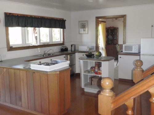 彭特派因海丹巴莱尔之家度假屋的厨房配有水槽和炉灶 顶部烤箱