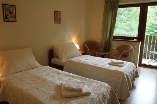 莫德拉Penzión Harmónia的酒店客房设有两张床和窗户。