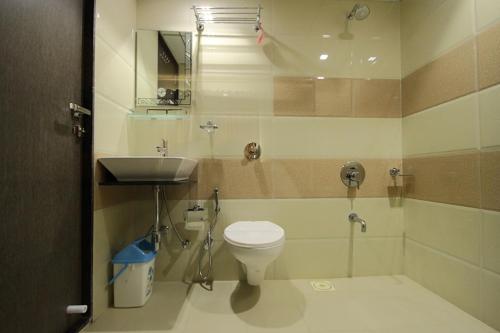 艾哈迈达巴德Hotel Flair Inn的一间带卫生间和水槽的浴室