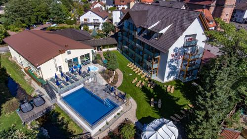 Heimbuchenthal拉姆酒店的享有带游泳池的房屋的空中景致