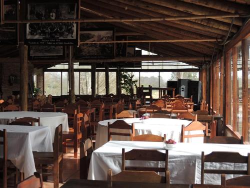 孔奇亚斯Cabañas Maria Maria Conchillas的用餐室配有白色的桌子和木椅