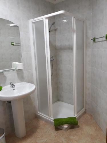 卡拉芭蒂纳Miramar Habitaciones的带淋浴和盥洗盆的浴室