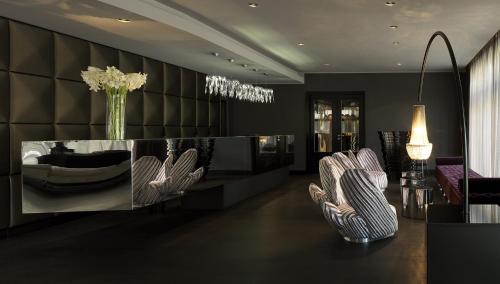 美因河畔法兰克福Roomers, Frankfurt, a Member of Design Hotels的一间用餐室,配有两把椅子和一张带花瓶的桌子