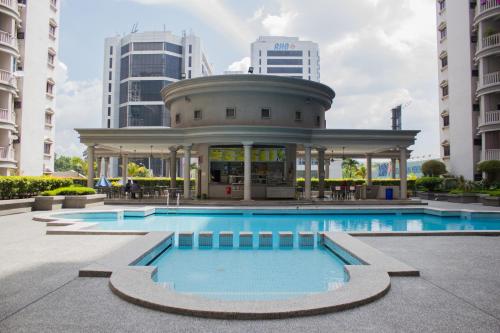 吉隆坡The FORUM condominium, Jalan Inai, Off Jalan Tun Razak的一座带凉亭的建筑前的游泳池