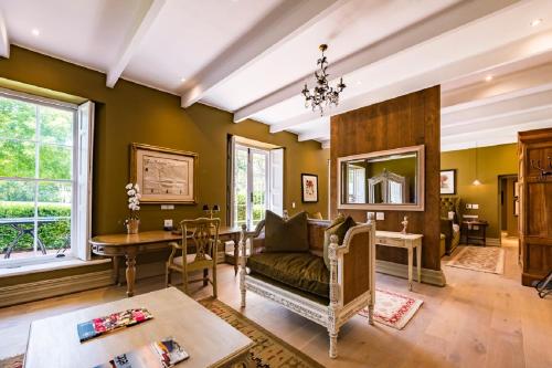 斯泰伦博斯兰兹拉卡酒店加Spa的客厅配有沙发和桌子