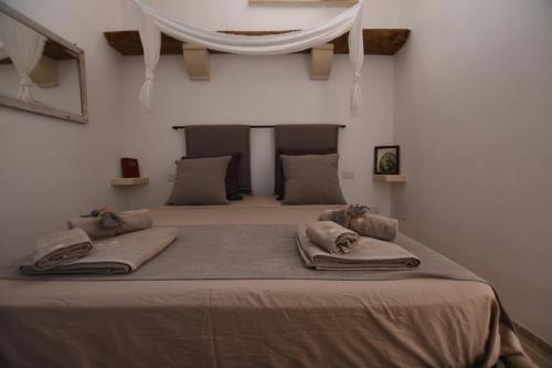 帕拉比塔Casina Gidò的一间卧室配有一张大床和枕头
