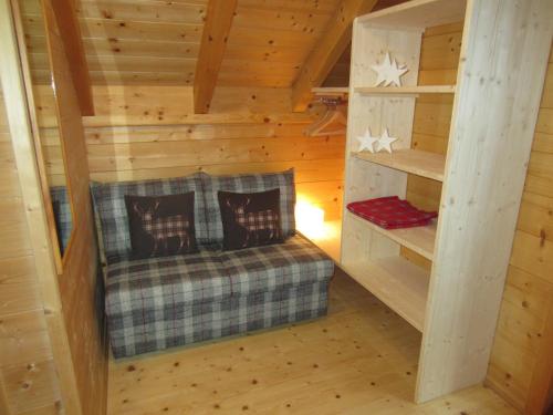 图拉彻霍赫Chalet Kornock的小木屋内的一个沙发房间