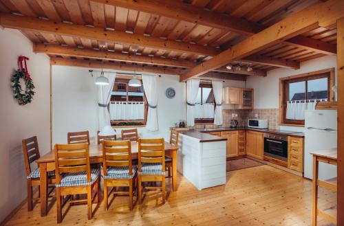 里托斯基挪威克维肯多夫查鲁皮度假屋的厨房配有木制橱柜和桌椅