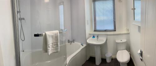 阿伯丁布卢姆菲尔德 - 阿伯丁服务式公寓的白色的浴室设有水槽和淋浴。