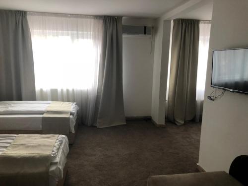 莱斯科瓦茨莱斯科瓦茨格罗斯酒店的酒店客房设有两张床和一台平面电视。