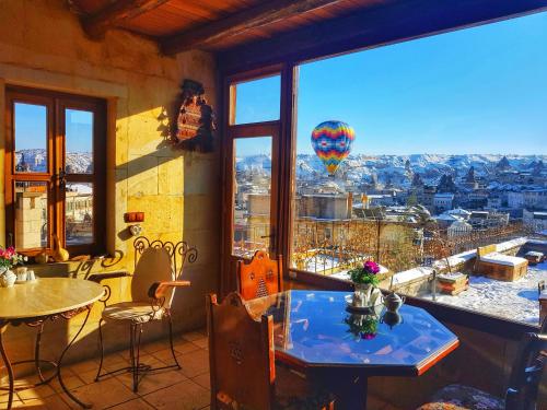 格雷梅葡萄园凯芙酒店的配有桌子并享有热气球景致的客房